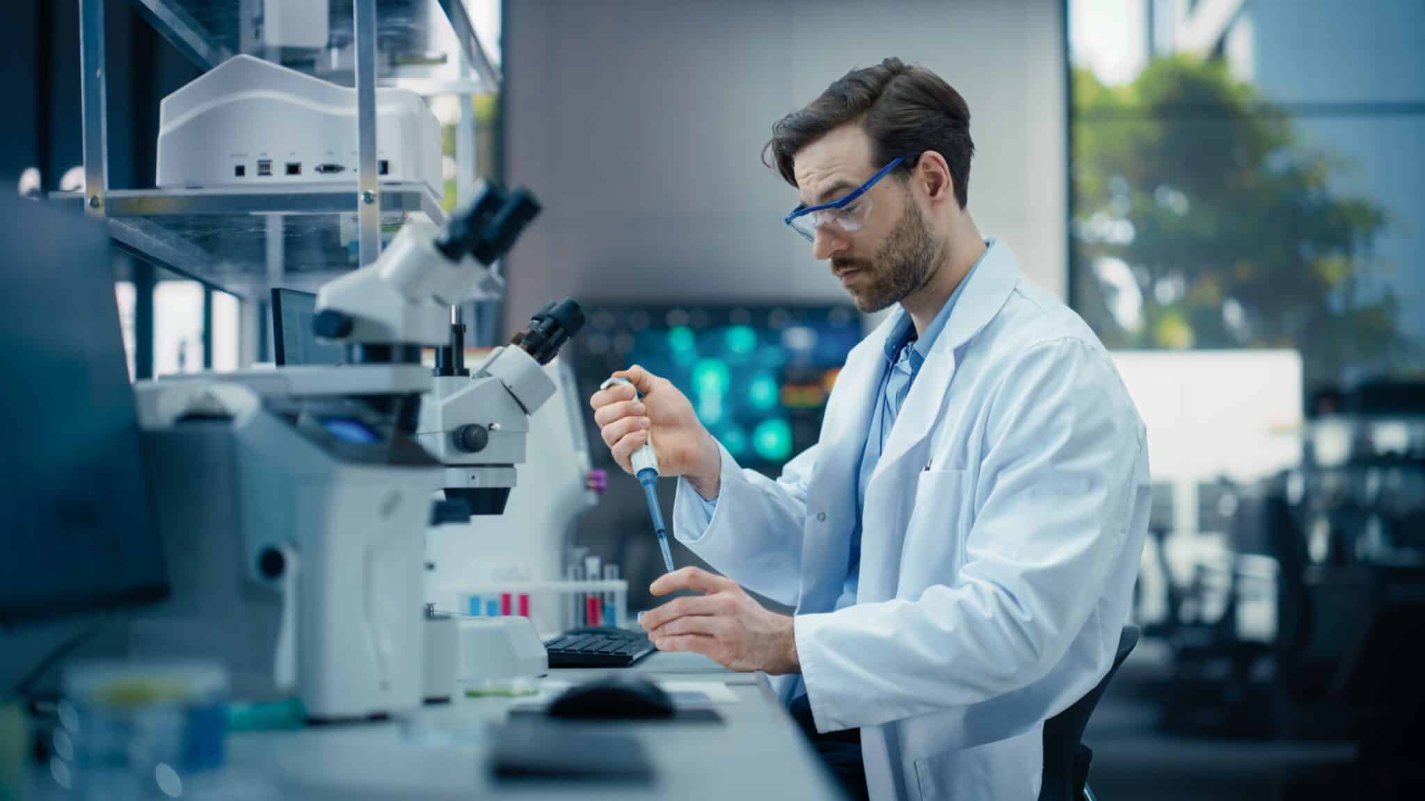 Pharmaceutical,laboratory:,young,male,scientist,working,with,samples,,using,micro,pharmacy scheduling software