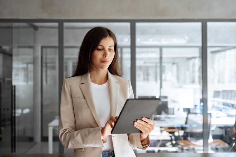 Latin,or,middle,eastern,elegant,business,woman,working,on,computer, HR Technology