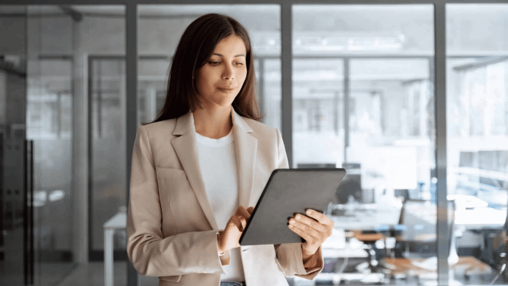 Elegant,business,woman,working,on,computer, Hr Technology